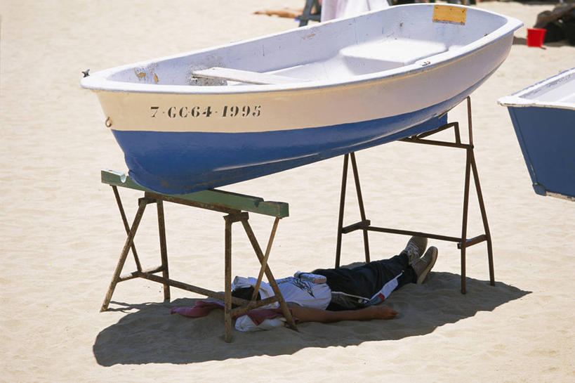 西方人,一个人,躺,闭眼,睡,横图,俯视,室外,白天,旅游,度假,美景,沙滩,船,西班牙,欧洲,欧洲人,仅一个男性,仅一个人,仅一个中年男性,阴影,服装,光线,沙子,影子,海岸,景观,木船,沙地,休闲装,娱乐,衣服,阳光,自然,交通工具,享受,休闲,休闲服,景色,放松,服饰,舟,加纳利群岛,南欧,自然风光,载具,加那利群岛,西班牙王国,大加纳利岛,卧着,男人,男性,中年男性,白种人,海滩,闭眼睛,闭着眼,闭着眼睛,困,困觉,寝息,睡觉,躺着,卧,彩图,高角度拍摄,全身