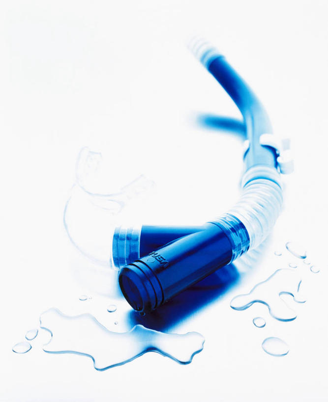 游泳,无人,竖图,俯视,室内,特写,白天,白色背景,锻炼,运动,水,阴影,反射,液体,影子,水滴,一个,蓝色,潜水,摄影,影棚,单个,呼吸管,潜水装备,浮潜,潜水运动,体育,彩图,高角度拍摄,影棚拍摄,健身,拍摄