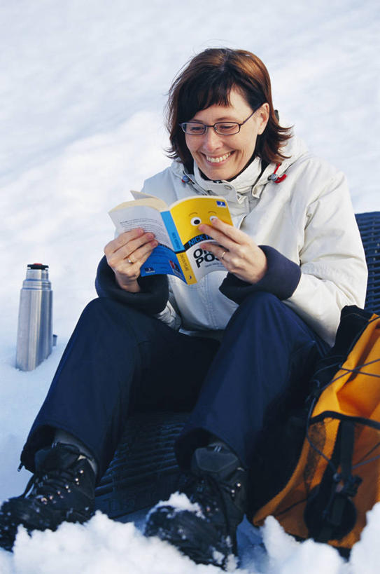 西方人,一个人,坐,笑,微笑,露齿笑,竖图,室外,白天,正面,雪,大雪,杯子,书籍,金属制品,欧洲,欧洲人,仅一个女性,仅一个人,一副,握,服装,金属,包,眼镜,积雪,雪景,冬季,冬天,拿,旅行包,拿着,注视,休闲装,衣服,背包,观察,看,仅一个中年女性,休闲,休闲服,寒冷,握着,服饰,观看,察看,关注,保温杯,近视眼镜,保温,严寒,旅游包,女人,女性,中年女性,白种人,书,图书,坐着,彩图,全身,双肩包