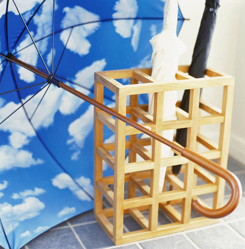 无人,竖图,俯视,室内,特写,白天,静物,阴影,反射,瓷砖,地砖,伞,影子,雨伞,遮阳伞,走道,走廊,过道,地面,三把,阳伞,一个,单个,雨伞架,太阳伞,伞架,彩图,高角度拍摄,沥伞架,沥水伞架,雨具架,雨伞收纳架