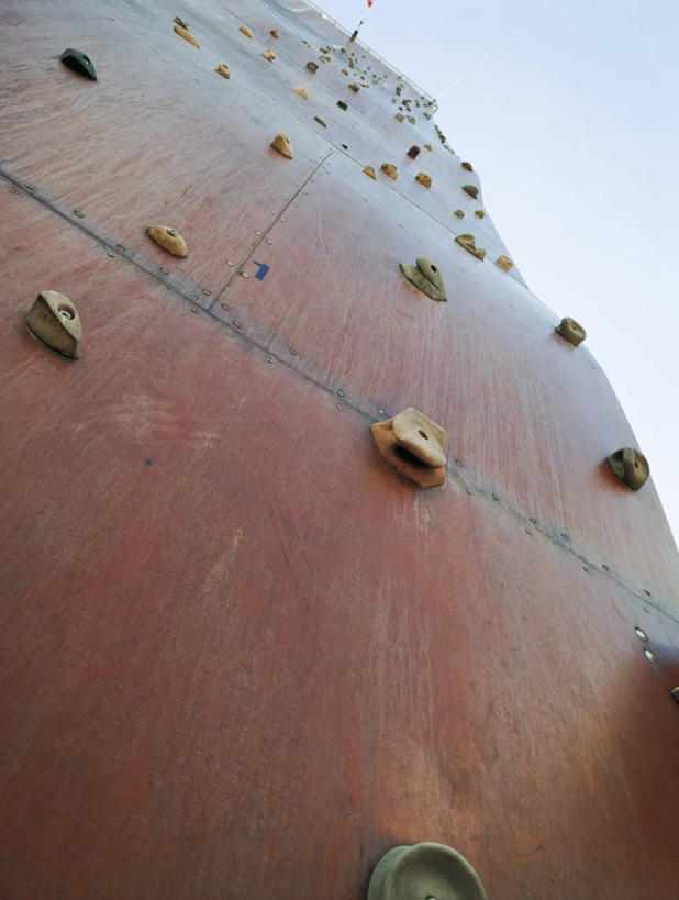 无人,攀登,竖图,室外,白天,仰视,锻炼,旅游,度假,探险,运动,攀岩,石头,阴影,光线,石子,影子,墙,岩壁,娱乐,极限运动,墙壁,墙面,蓝色,蓝天,天空,阳光,天,享受,休闲,爬,放松,晴朗,室外运动,户外运动,万里无云,攀岩墙,冒险,体育,石块,岩石,晴空,晴空万里,登山,攀爬,彩图,低角度拍摄,健身