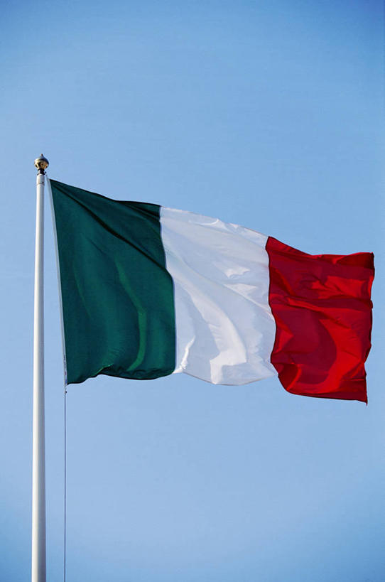 无人,竖图,室外,特写,白天,仰视,静物,旗帜,国旗,一面,阴影,飘扬,光线,影子,红色,蓝色,绿色,白色,蓝天,天空,阳光,天,晴朗,飘逸,飞扬,万里无云,意大利国旗,旗,晴空,晴空万里,彩图,低角度拍摄,三色旗