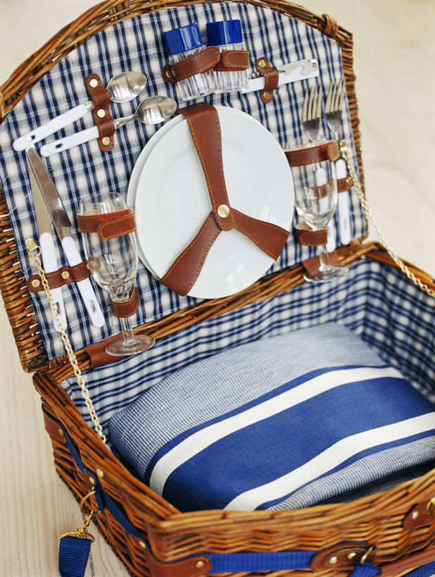 无人,交叉,竖图,俯视,室内,特写,白天,竹子,静物,餐具,竹制,编织,碟子,篮子,盘,坐垫,折叠,一个,盘子,竹篮,碟,单个,竹条,交织,竹制品,野餐垫,野餐地毯,多功能毯,食物篮,穿插,彩图,高角度拍摄,野餐篮