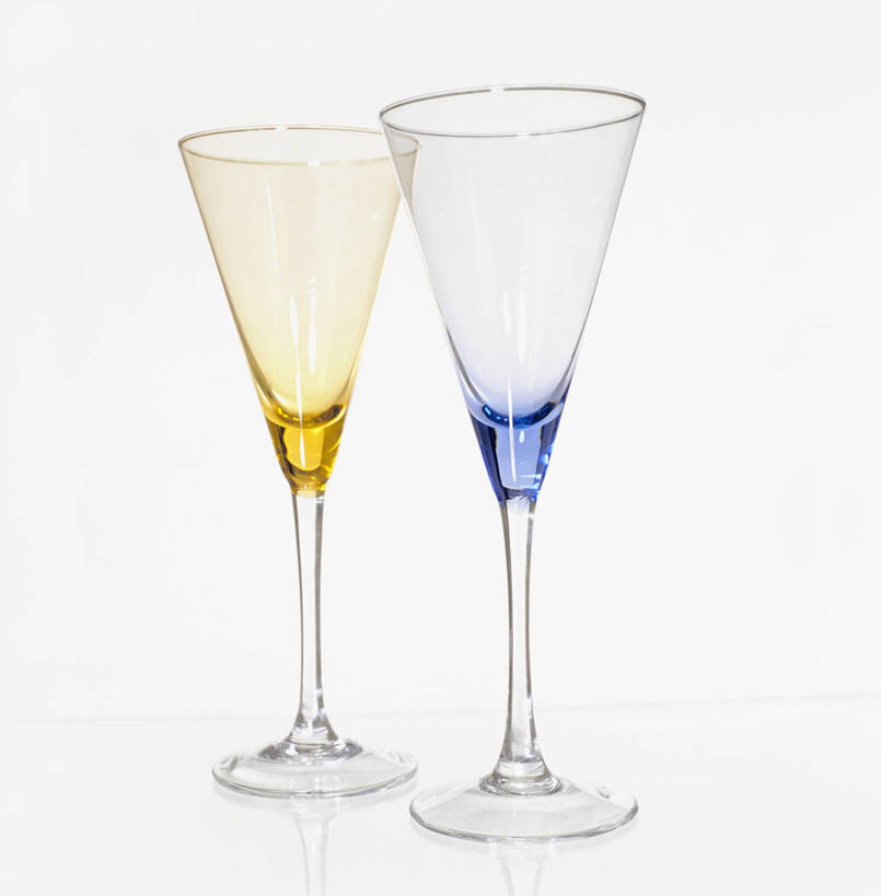 无人,竖图,室内,特写,白天,白色背景,正面,静物,杯子,高脚杯,玻璃制品,两个,黄色,蓝色,酒杯,摄影,影棚,鸡尾酒杯,玻璃杯,彩图,影棚拍摄,拍摄