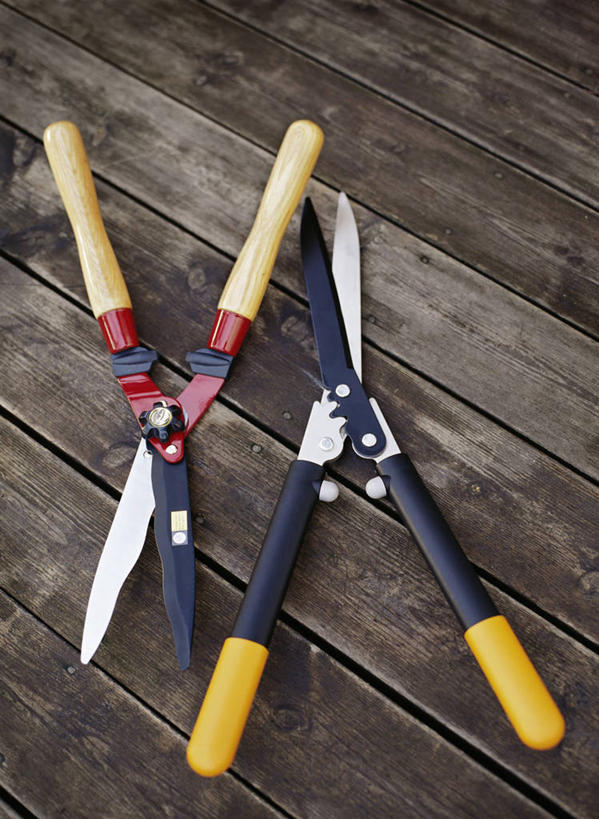 无人,竖图,俯视,室内,特写,白天,桌面,桌子,静物,修剪,阴影,反射,木制,工具,剪刀,影子,园艺工具,园艺,两把,木制品,裁剪,剪子,剪裁,切割,篱笆剪,整篱剪,彩图,高角度拍摄,大平剪,绿篱剪