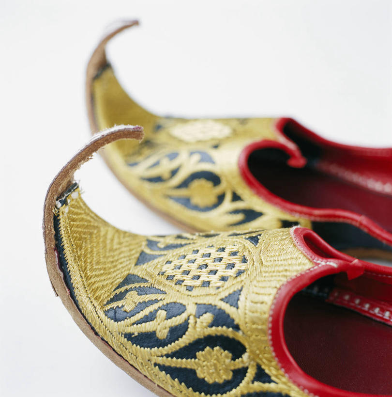 无人,竖图,俯视,室内,特写,白天,白色背景,静物,鞋子,一双,阴影,花纹,朦胧,模糊,装饰,反射,影子,手工艺品,红色,金色,摄影,绣花鞋,影棚,布鞋,华丽,修饰,点缀,衬托,美观,雅致,雅观,中国鞋,彩图,高角度拍摄,影棚拍摄,拍摄