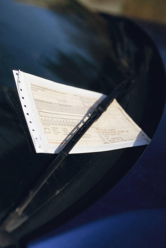 无人,竖图,室外,特写,白天,正面,窗户,汽车,静物,一辆,一张,阴影,光线,材料,档案,文件,影子,雨刷器,纸,雨刷,玻璃窗,车,阳光,车窗,手稿,资料,交通工具,轿车,雨刮器,证明,载具,文档,罚单,刮雨器,彩图