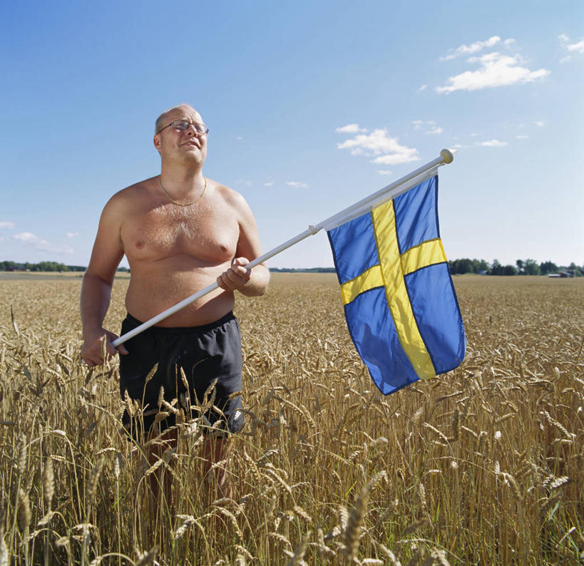 西方人,一个人,农田,站,笑,交叉,微笑,横图,室外,白天,正面,庄稼,农作物,美景,旗帜,国旗,欧洲,欧洲人,仅一个男性,仅一个人,仅一个中年男性,握,阴影,条纹,裤子,光线,影子,景观,云,云朵,麦田,云彩,注视,休闲裤,裸露,黄色,蓝色,白云,蓝天,天空,阳光,自然,天,观察,看,站着,景色,握着,晴朗,观看,察看,关注,自然风光,裸,相交,交集,男人,男性,中年男性,白种人,旗,晴空,站立,半身,彩图,耕地,庄稼田,瑞典国旗