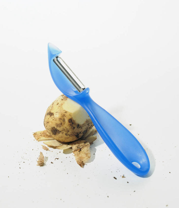 无人,竖图,俯视,室内,特写,白天,白色背景,蔬菜,土豆,金属制品,阴影,新鲜,反射,金属,工具,影子,食品,刀具,食物,一个,刀,摄影,有机食品,绿色食品,影棚,单个,馍馍蛋,削皮刀,洋芋,山药蛋,马铃薯,彩图,高角度拍摄,影棚拍摄,拍摄,去皮刀