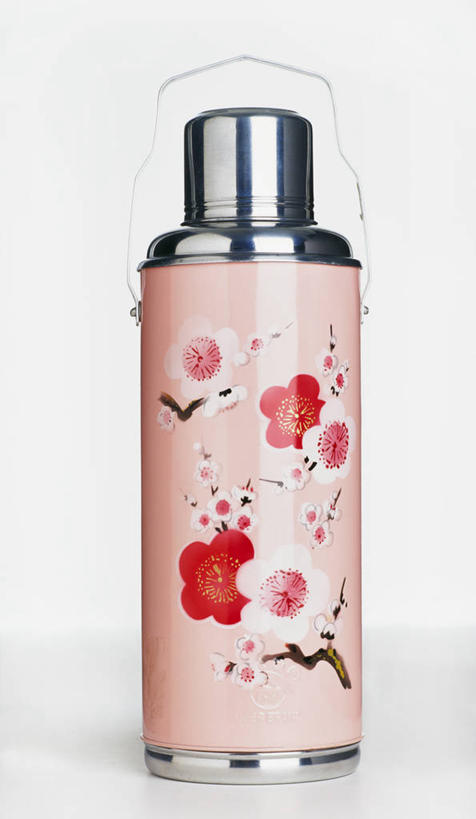 无人,竖图,室内,特写,白天,白色背景,正面,幸福,纯洁,桌面,桌子,樱花,静物,杯子,金属制品,阴影,装饰,盛开,反射,金属,影子,花蕾,花,花瓣,花朵,鲜花,一个,粉色,花苞,花蕊,摄影,影棚,单个,等待,华丽,修饰,点缀,生命,保温杯,保温,衬托,美观,雅致,雅观,仙樱花,福岛樱,青肤樱,高尚,热烈,荆桃,彩图,影棚拍摄,拍摄