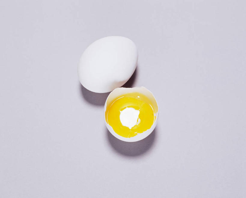 无人,横图,俯视,室内,特写,白天,餐桌,桌子,阴影,灰色背景,反射,影子,蛋,蛋白,蛋黄,鸡蛋,两个,白色,摄影,影棚,餐台,横截面,剖面,草鸡蛋,卵,截面,截面图形,彩图,高角度拍摄,影棚拍摄,拍摄