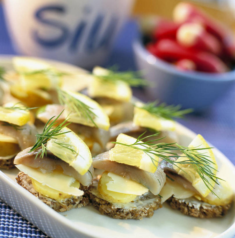 海鲜,无人,竖图,俯视,室内,特写,白天,烹饪,西餐,餐桌,桌子,柠檬,餐具,水果,阴影,朦胧,模糊,新鲜,反射,鱼,碟子,盘,影子,调味,肉,生食,香料,鱼肉,佐料,三明治,料理,食品,果实,水产,菜肴,美食,肉类,鱼类,海洋生物,食物,盘子,碟,快餐,西式,佳肴,有机食品,绿色食品,餐台,配料,水生动物,海产品,水生物,肉食,西式快餐,海底动物,莳萝,三文治,作料,洋茴香,土茴香,澳洲肺鱼,肺鱼,益母果,柠果,彩图,高角度拍摄