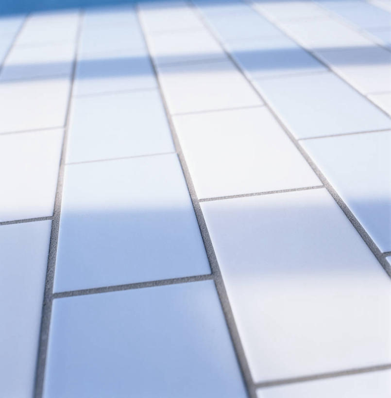 无人,竖图,俯视,室内,特写,白天,阴影,朦胧,模糊,反射,瓷砖,地砖,方格,格子,影子,地面,蓝色,白色,彩图,高角度拍摄