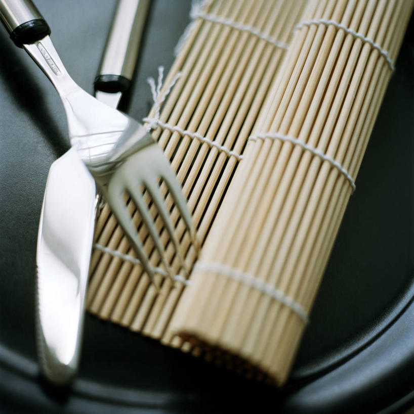 无人,竖图,俯视,室内,特写,白天,静物,餐具,阴影,竹制,反射,叉子,刀叉,刀子,影子,两把,容器,储藏,竹制品,储存,餐刀,餐叉,寿司帘,寿司席,寿司竹,寿司竹卷,寿司竹席,进餐用具,彩图,高角度拍摄,贮存