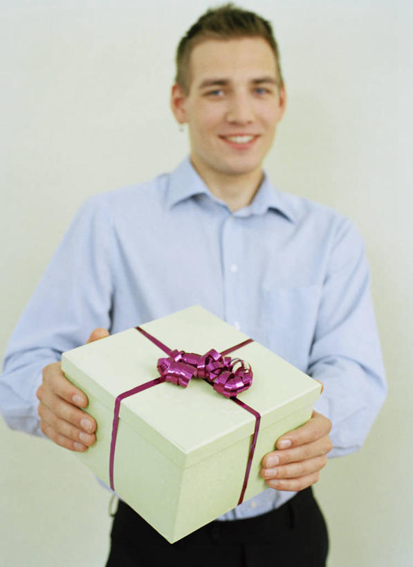 西方人,一个人,站,笑,微笑,露齿笑,竖图,室内,白天,白色背景,正面,衬衫,西装,礼盒,礼物,欧洲,欧洲人,仅一个男性,仅一个人,握,阴影,套装,裤子,正装,反射,丝绸,丝带,影子,纸盒,缎带,注视,职业装,绸带,盒子,仅一个年轻男性,一个,包装盒,礼品盒,观察,看,站着,握着,摄影,礼品,影棚,单个,观看,西裤,察看,关注,男人,男性,年轻男性,白种人,站立,半身,彩图,影棚拍摄,衬衣,拍摄