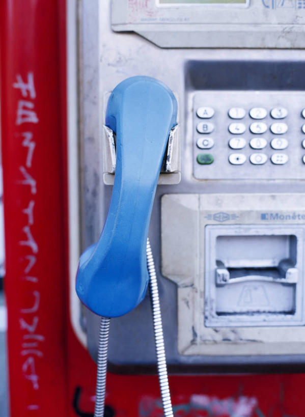 无人,打电话,竖图,室内,特写,白天,正面,静物,电话,阴影,反射,影子,墙,通讯设备,墙壁,墙面,一个,话筒,电话线,便捷,服务,单个,公用电话,公共设施,固定电话,交流,电话机,沟通,通话,彩图