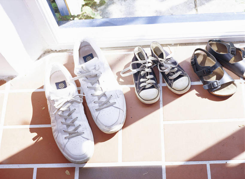 无人,横图,俯视,室内,特写,白天,凉鞋,窗户,静物,鞋子,三双,阴影,光线,瓷砖,地砖,影子,地面,玻璃窗,阳光,帆布鞋,休闲鞋,彩图,高角度拍摄