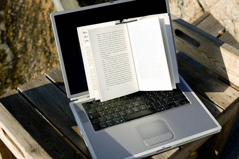 无人,横图,俯视,室外,特写,白天,电脑,笔记本电脑,石头,地板,书籍,金属制品,一本,阴影,光线,网络,金属,石子,影子,办公用品,长尾夹,地面,通讯设备,木地板,一个,阳光,夹子,学习用品,打开,单个,一台,文具用品,无线,开启,通信设备,无线网络,无线上网,便携式电脑,燕尾夹,手提电脑,书,图书,石块,岩石,彩图,高角度拍摄