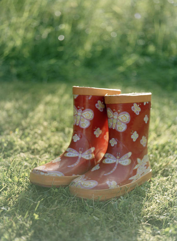 无人,竖图,室外,特写,白天,正面,草地,草坪,植物,鞋子,一双,阴影,朦胧,模糊,光线,影子,雨鞋,雨靴,靴子,草,红色,绿色,阳光,胶鞋,彩图