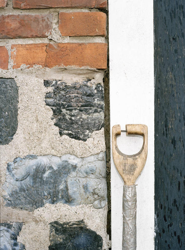 无人,竖图,室外,白天,正面,石头,静物,铲子,石子,墙,墙壁,墙面,靠,靠着,石块,岩石,彩图