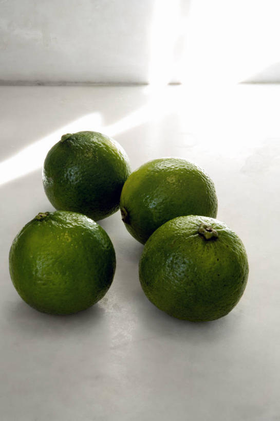 无人,竖图,俯视,室内,特写,白天,餐桌,桌子,水果,阴影,新鲜,反射,影子,生食,食品,果实,食物,四个,有机食品,绿色食品,餐台,酸橙,代代,橙子,橙,彩图,高角度拍摄