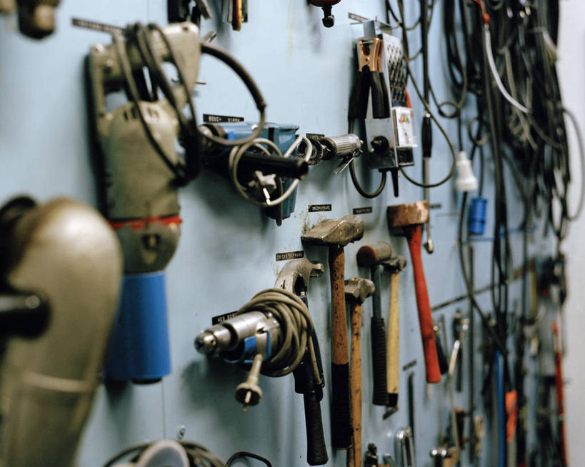 无人,横图,室内,特写,白天,正面,静物,许多,吊挂,敲打,悬挂,阴影,朦胧,模糊,电力,反射,锤子,电线,工具,榔头,线,影子,墙,电能,挂,线路,墙壁,墙面,排列,电,电源,电源线,五金,变形,紧固,矫正,能量,塑形,牢固,摆列,彩图,布列,分列