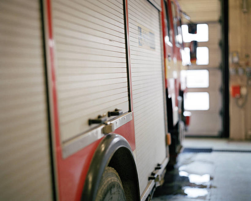 无人,横图,室内,白天,正面,安全,车库,窗户,汽车,救火车,一辆,停靠,阴影,朦胧,模糊,反射,影子,墙,玻璃窗,墙壁,墙面,车,交通工具,消防,停泊,载具,灭火,消防车,彩图,灭火车