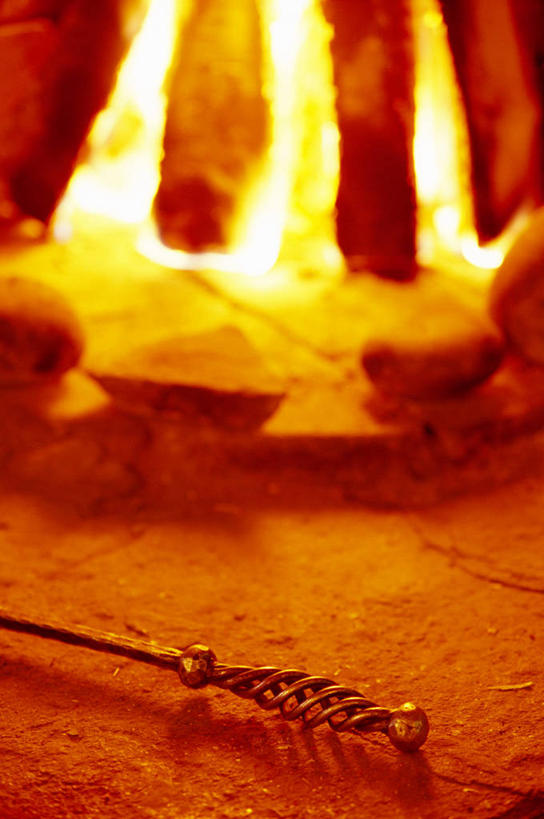 无人,竖图,室内,特写,白天,正面,石头,金属制品,阴影,朦胧,模糊,光线,金属,棍子,火焰,石子,影子,燃烧,点燃,火光,石块,岩石,彩图