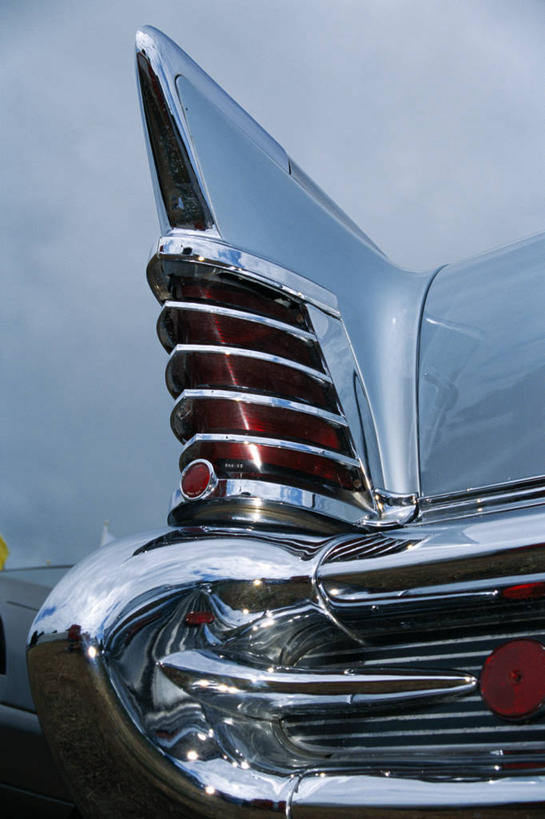 无人,竖图,室内,特写,白天,正面,汽车,古董车,静物,金属制品,一辆,阴影,光线,金属,影子,车,阳光,交通工具,载具,老爷车,彩图