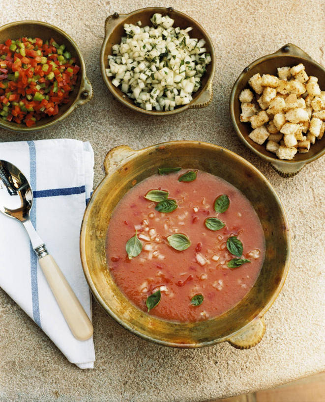 无人,竖图,俯视,室内,特写,白天,烹饪,西餐,植物,桌面,桌子,阴影,反射,木制,影子,勺子,陶瓷,汤,香料,料理,食品,草药,陶瓷制品,菜肴,美食,中药,食物,餐巾,木制品,容器,调羹,汤匙,碗,香草,四个,罗宋汤,西式,佳肴,储藏,罗勒,储存,紫苏,药材,中草药,九层塔,圣约瑟夫草,甜罗勒,兰香,中药材,本草,羹汤,保洁方巾,口布,彩图,高角度拍摄,贮存