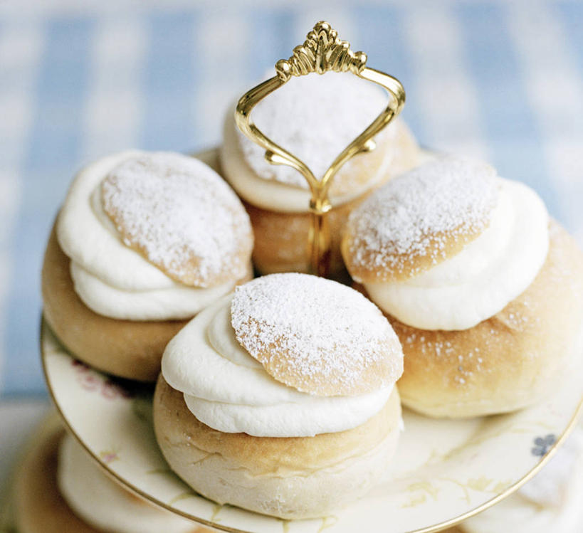 点心,无人,横图,俯视,室内,特写,白天,餐桌,桌子,阴影,朦胧,模糊,反射,布料,方格,格子,影子,食品,泡芙,甜点,甜品,布纹,桌布,食物,糕点,蓝色,餐巾,台布,甜食,四个,餐台,餐桌布,彩图,高角度拍摄