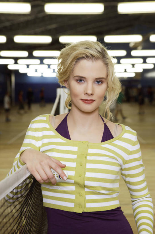 西方人,一个人,站,笑,微笑,竖图,室内,白天,正面,运动服,照明,欧洲,欧洲人,仅一个年轻女性,仅一个女性,仅一个人,服装,球网,灯光,注视,顶灯,灯,衣服,灯具,观察,看,靠,靠着,倚靠,站着,服饰,观看,照亮,察看,倚着,衣着,照明设备,穿着,关注,羽毛球球网,羽毛球网,衣饰,年轻女性,女人,女性,白种人,站立,半身,彩图,运动装