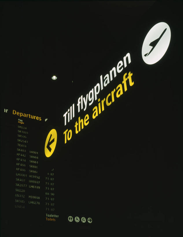 无人,机场,竖图,室内,特写,白天,仰视,飞机场,指示牌,静物,照明,黑色背景,朦胧,模糊,英文,标志,路标,文字,指示灯,字符,字母,灯光,标识,路牌,灯,灯具,英文字母,照亮,照明设备,航空站,空港,彩图,低角度拍摄