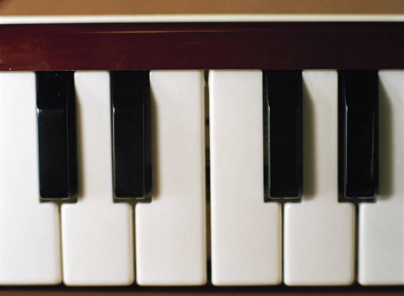 无人,横图,俯视,室内,特写,白天,键盘,静物,一排,整齐,钢琴,乐器,排列,白色,黑色,键盘乐器,队列,彩图,高角度拍摄