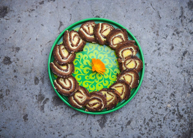 点心,无人,横图,俯视,室内,特写,白天,下午茶,餐桌,桌子,阴影,环绕,围绕,反射,影子,陶瓷,食品,陶瓷制品,环抱,食物,糕点,容器,碗,餐台,储藏,储存,蛋糕卷,海绵蛋糕,瑞士卷,萦绕,戚风蛋糕,彩图,高角度拍摄,贮存,蛋糕