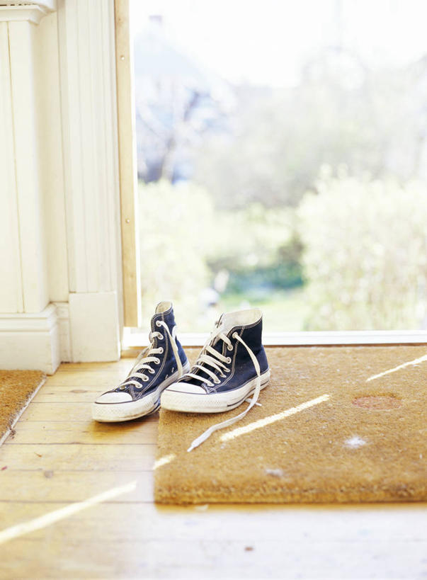 无人,竖图,俯视,室内,特写,白天,运动鞋,植物,窗户,地板,落地窗,鞋子,一双,阴影,朦胧,模糊,装饰,反射,影子,地面,木地板,玻璃窗,树,树木,绿色,自然,帘子,生长,成长,休闲鞋,华丽,修饰,门帘,点缀,衬托,美观,雅致,雅观,彩图,高角度拍摄