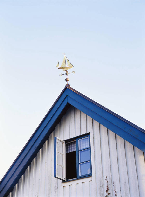 无人,家,竖图,室外,特写,白天,仰视,别墅,窗户,风向标,风向袋,阴影,光线,影子,房屋,屋子,公寓,洋房,楼房,玻璃窗,住宅,蓝色,蓝天,天空,阳光,天,打开,晴朗,开启,万里无云,一栋,风标,晴空,晴空万里,彩图,低角度拍摄,房子