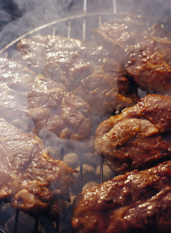 无人,竖图,俯视,室外,特写,白天,烧烤,雾,阴影,沸腾,朦胧,模糊,光线,蒸汽,影子,肉,烤架,水蒸气,雾气,烤肉,肉类,阳光,铁架,气体,肉食,蒸发,彩图,高角度拍摄