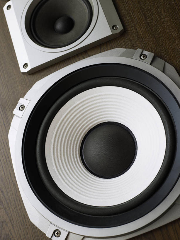 无人,竖图,俯视,室内,特写,白天,机器,桌面,桌子,静物,阴影,反射,木制,影子,音响,设备,喇叭,两个,木制品,扩音器,扬声器,器件,彩图,高角度拍摄,电声换能器