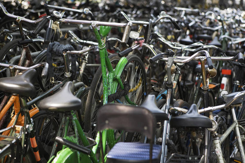 无人,横图,俯视,室外,特写,白天,自行车,静物,一堆,许多,阴影,堆叠,堆积,反射,影子,拥堵,拥挤,车,脚踏车,交通工具,堆,载具,彩图,高角度拍摄