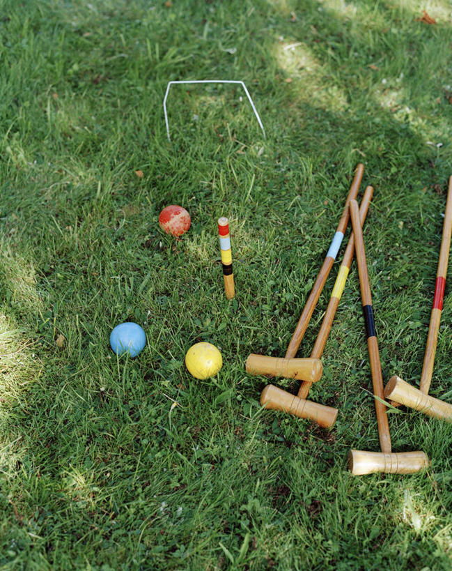 无人,竖图,俯视,室外,特写,白天,草地,草坪,植物,一堆,许多,阴影,堆叠,堆积,光线,影子,运动器械,草,绿色,阳光,健身器械,堆,健身器材,槌球,门球,彩图,高角度拍摄,运动器材