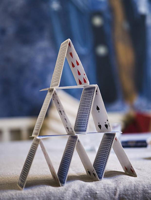 无人,竖图,室内,特写,白天,正面,游戏,赌博,贪欲,竞争,桌面,桌子,静物,扑克牌,纸牌,玩具,扑克,阴影,朦胧,模糊,反射,木制,布料,影子,玩,布纹,娱乐,刺激,桌布,餐巾,木制品,台布,休闲,活动,发泄,消遣,智力,赌具,投机,侥幸,欲望,宣泄,餐桌布,玩耍,嬉戏,彩图,房子,纸牌房子,纸牌屋,胜负,输赢