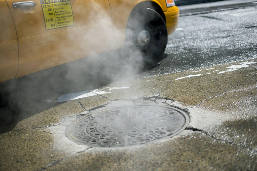 无人,横图,俯视,室外,特写,白天,雾,道路,路,公路,汽车,阴影,沸腾,光线,蒸汽,盖子,影子,井盖,交通,水蒸气,车,阳光,交通工具,轿车,载具,窨井盖,蒸发,马路,彩图,高角度拍摄