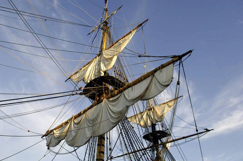 帆船,无人,横图,室外,白天,仰视,船,阴影,光线,影子,云,云朵,云彩,蓝色,白云,蓝天,天空,阳光,交通工具,天,晴朗,载具,帆樯,桅竿,晴空,彩图,低角度拍摄