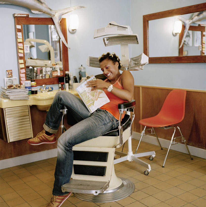 西方人,一个人,商店,坐,笑,微笑,露齿笑,竖图,室内,白天,正面,化妆,美容,阅读,机器,镜子,报纸,椅子,欧洲,非洲,黑人,欧洲人,仅一个年轻女性,仅一个女性,仅一个人,许多,学习,服装,时间,反射,工具,时钟,手表,很多,拿,计时,拿着,注视,休闲装,商铺,衣服,化妆镜,瓶子,塑料制品,钟表,低头,观察,看,休闲,休闲服,表,塑料瓶,浏览,服饰,观看,理发店,翘,腕表,发廊,镜像,察看,镜面,关注,美发店,蒸汽机,美容店,光学,美发工具,市肆,商号,喷雾机,加速器,年轻女性,女人,女性,非洲人,钟,坐着,半身,彩图,店铺,剪发椅,理发椅,美发椅,液压椅,油压椅,焗油机