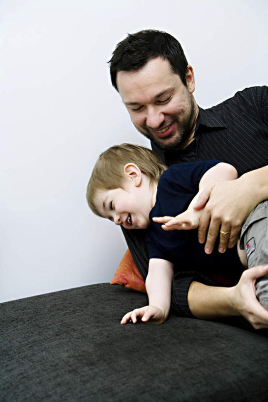 西方人,儿童,两个人,家庭,父亲,儿子,躺,抱,竖图,室内,白天,正面,纯洁,沙发,欧洲,欧洲人,一个,小孩,趴着,温暖,温馨,父子,一家人,父爱,可爱,童年,童趣,单个,抱着,和睦,搂着,布艺沙发,童真,烂漫,无邪,卧着,天真,男孩,男人,男性,年轻男性,白种人,孩子,年轻人,怀抱,搂,搂抱,趴,躺着,卧,相抱,拥抱,半身,彩图,融洽,男生