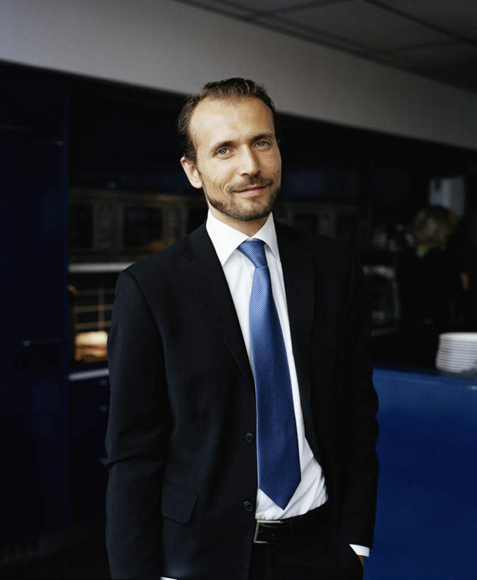 西方人,一个人,商务人士,商务男性,站,笑,微笑,竖图,室内,白天,正面,衬衫,欧洲,欧洲人,仅一个男性,仅一个人,仅一个中年男性,套装,注视,隔板,观察,看,站着,观看,察看,关注,商务装,工薪阶层,双手抄兜,双手放兜,男人,男性,中年男性,白种人,白领,上班族,插兜,两手抄兜,两手放兜,手插兜,手放口袋,站立,半身,彩图,衬衣,手抄兜