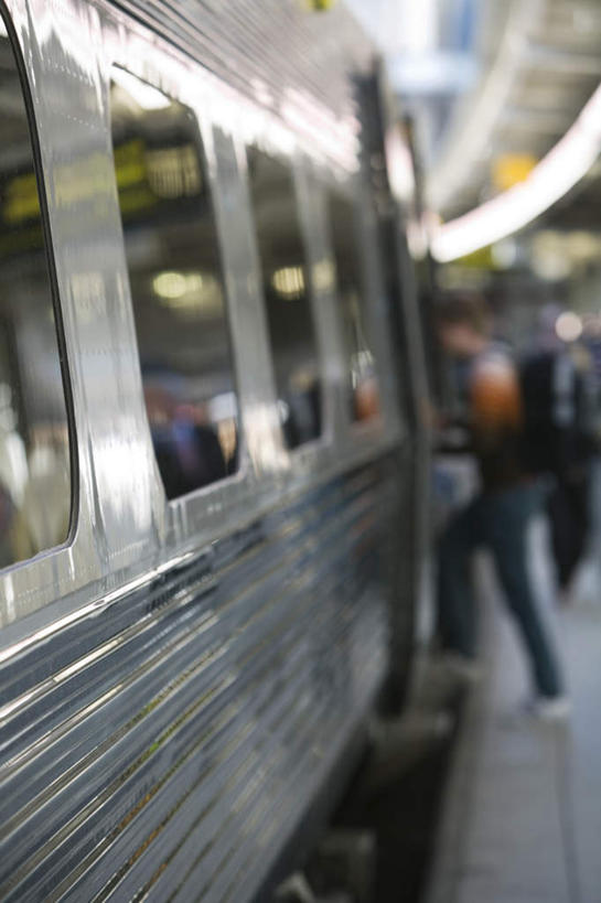 西方人,一个人,走,竖图,室外,白天,侧面,火车,车站,瑞典,欧洲,欧洲人,仅一个年轻女性,仅一个女性,仅一个人,站台,注视,车,交通工具,观察,看,一列,观看,察看,斯堪的纳维亚,关注,载具,北欧,斯堪的纳维亚半岛,瑞典王国,年轻女性,女人,女性,白种人,步行,散步,走路,彩图,全身