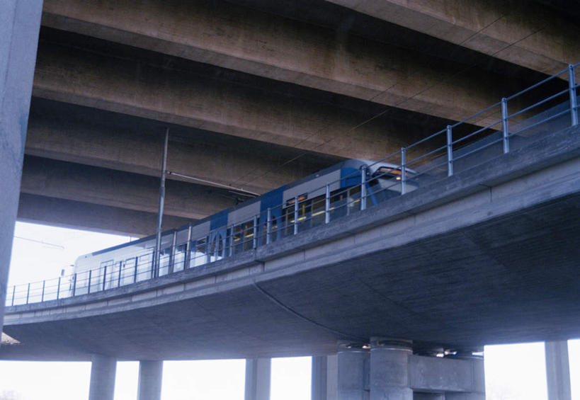 无人,横图,室外,白天,仰视,地铁,路,铁路,瑞典,欧洲,轨道,轨道交通,交通,铁轨,驾驶,行驶,一列,运输,操纵,控制,斯堪的纳维亚,北欧,斯堪的纳维亚半岛,操控,把持,瑞典王国,彩图,低角度拍摄,地铁机动车,地下铁,轻轨