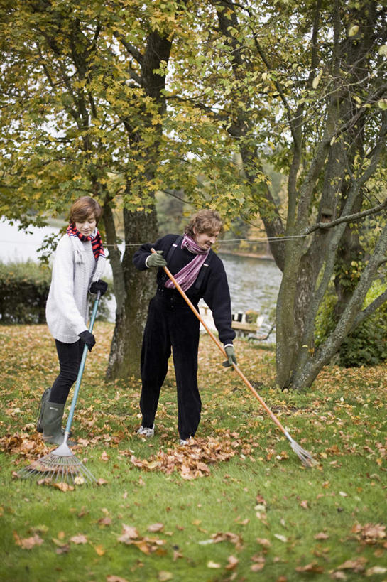 西方人,两个人,夫妻,站,竖图,室外,白天,正面,爱情,草地,草坪,湖,湖泊,树林,水,植物,叶子,欧洲,欧洲人,握,装饰,湖面,水流,水面,枯叶,落叶,浪漫,拿,拿着,注视,草,树,树木,两个,绿色,自然,围巾,湖水,低头,观察,看,站着,温暖,恩爱,握着,恋人,生长,成长,围脖,观看,保暖,华丽,点缀,察看,御寒,关注,衬托,美观,雅致,雅观,草耙,男人,男性,年轻男性,年轻女性,女人,女性,白种人,夫妇,情侣,叶,叶片,站立,彩图,全身,伴侣